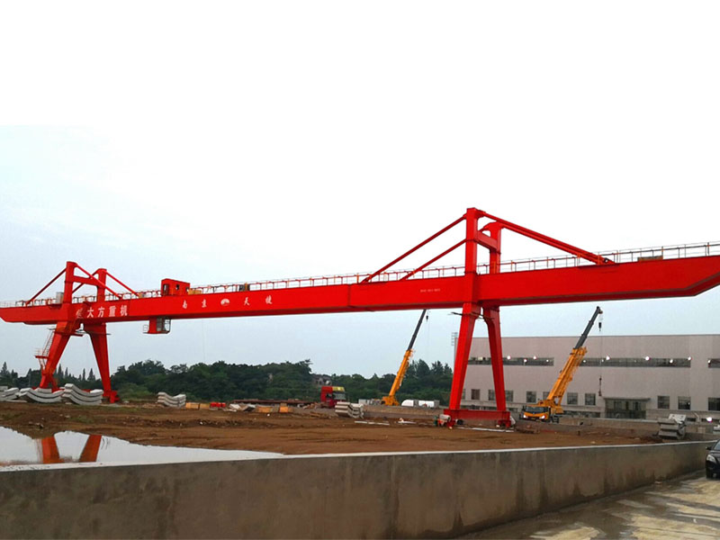 Super long span double girder gantry crane with a total length of 100m