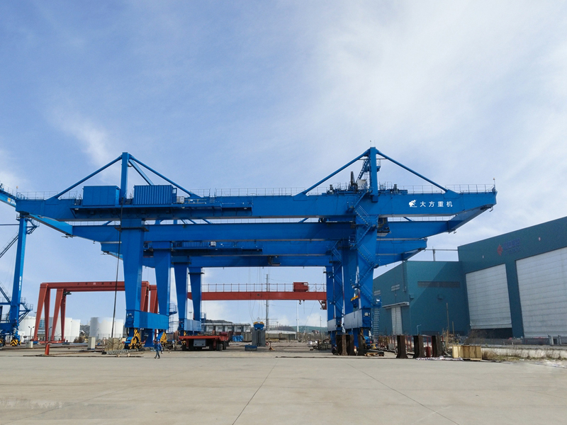 Rail transit container gantry crane